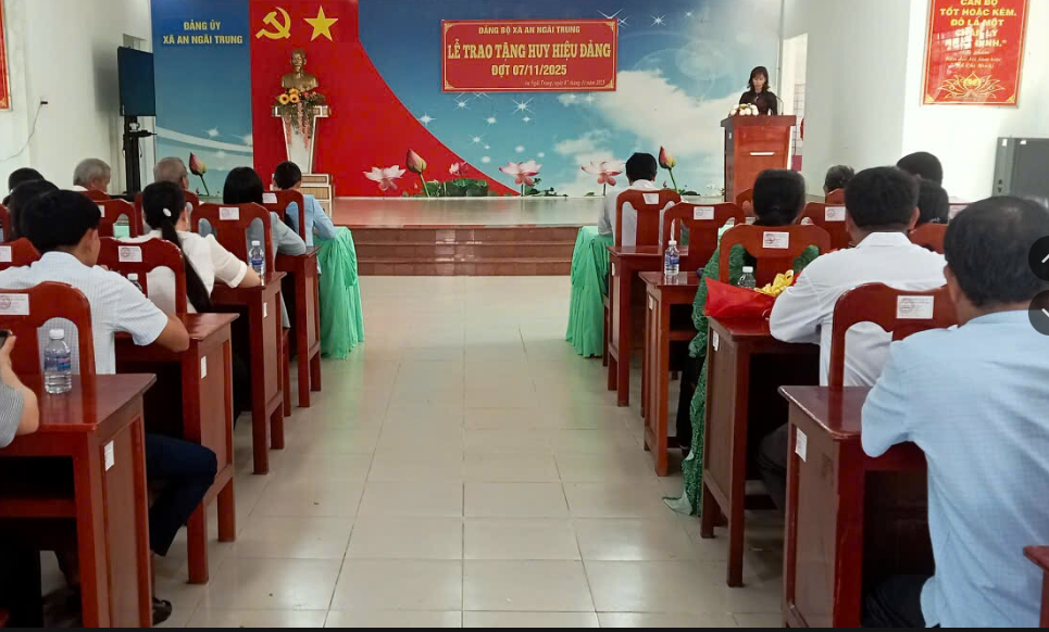 Trao Huy hiệu Đảng 