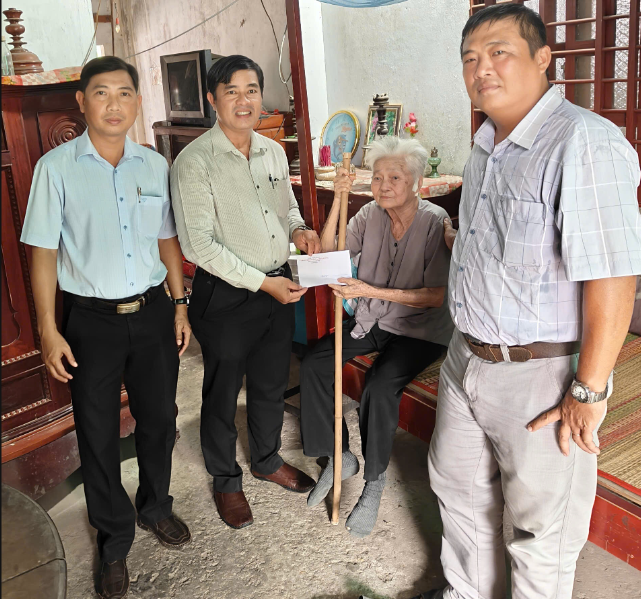 Thăm hỏi, chúc thọ người cao tuổi nhân kỷ niệm ngày quốc tế người cao tuổi.