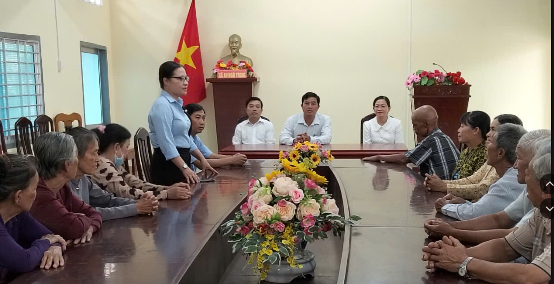 Lãnh đạo tỉnh vĩnh long thăm, tặng quà gia đình chính sách tại xã an ngãi trung